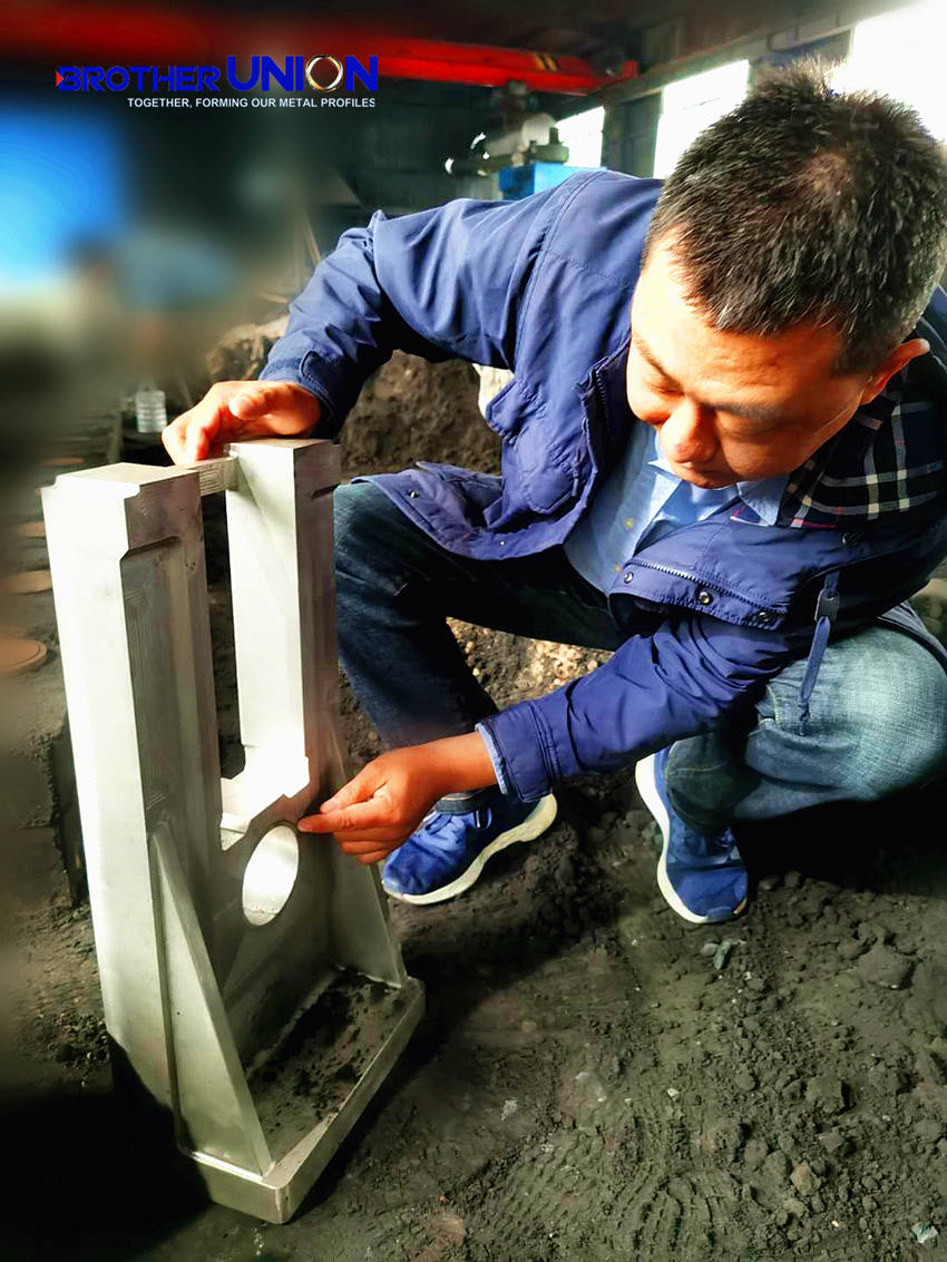 Chief Engineer of Brother Union Machinery, Mr.Li inspects - rolling tools stands casting factory in Luoyang City.