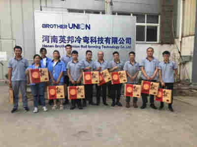 Greet Mid-Autumn Festival -- Brother Union Roll Forming Machinery provides Mid-Autumn festival gifts for all employees. 